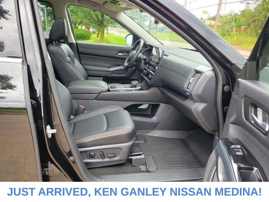 2025 Nissan Pathfinder SL