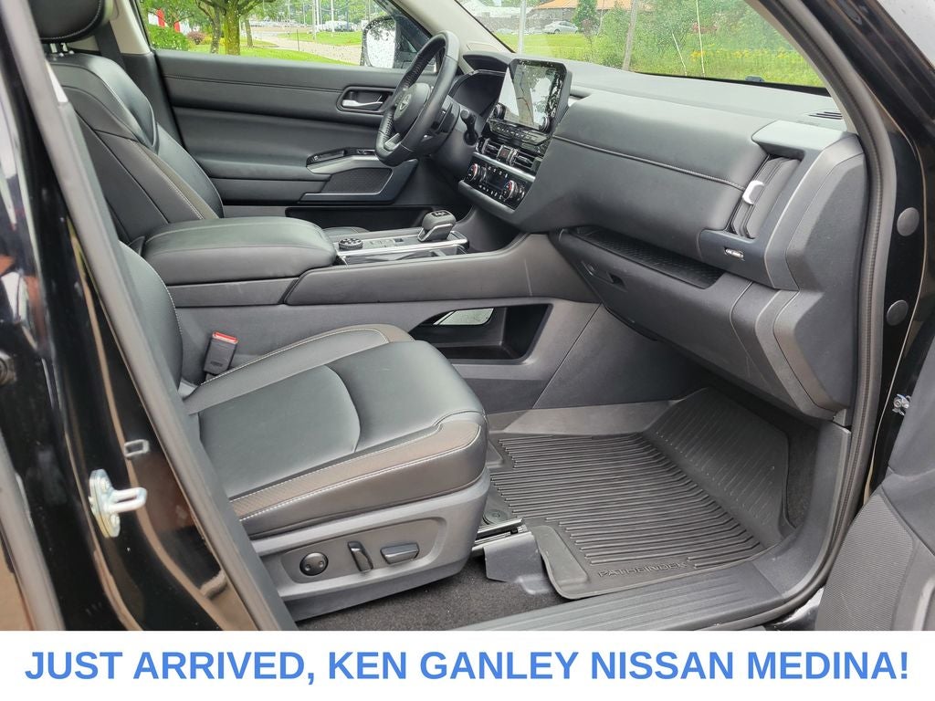 2025 Nissan Pathfinder SL