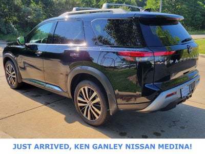 2025 Nissan Pathfinder Platinum