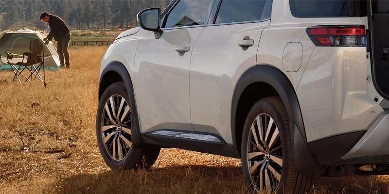 A 2024 Nissan Pathfinder looking over a picnic spot in Medina, OH