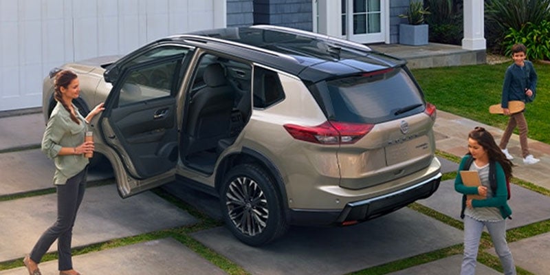 A family packing into the 2025 Nissan Rogue in Medina, Oh